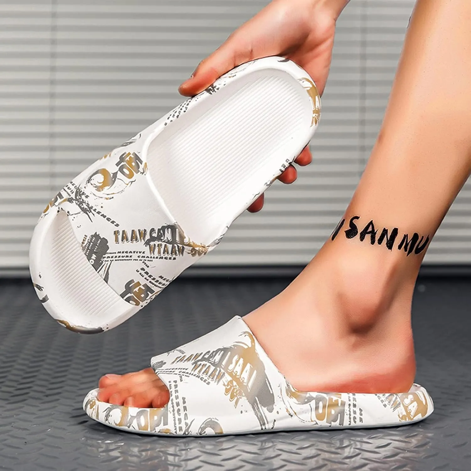 Mens House Slippers Memory Foam Wide Men And Women Home Slippers Outdoor Slippers NonSlip Flip Thong Slippers for